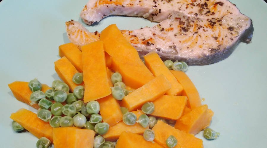 Salmon plancha con boniato guisantes