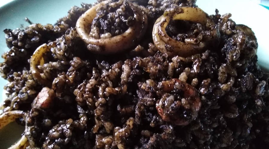 Arroz negro con calamares en plato