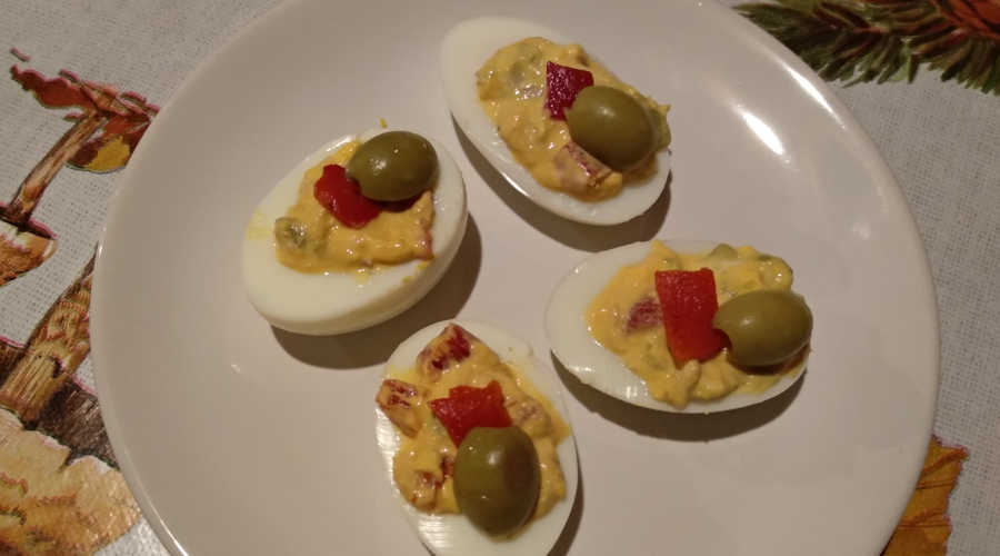 Huevos duros rellenos atun mayonesa