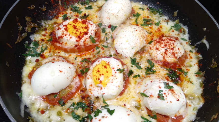 Huevos turcos menemen tomate sarten