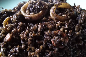 Arroz negro con calamares en un plato