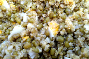 Ensalada de quino, soja y huevo