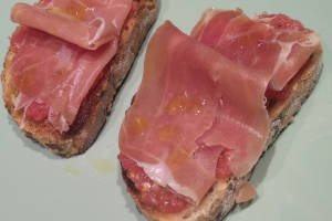 Tostada de tomate, aceite y jamón