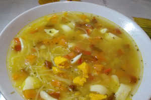sopa verduras huevo fideos